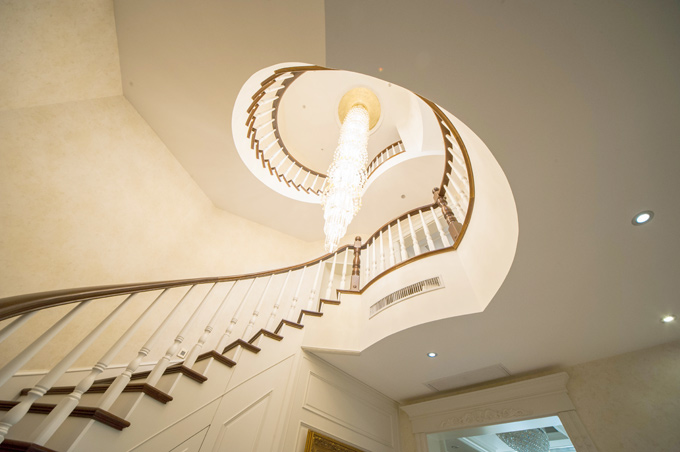 顓橋別墅弧形實(shí)木樓梯