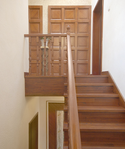 美式經(jīng)典-紅襐實(shí)木樓梯