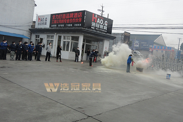 員工學(xué)習(xí)用滅火器-浩冠家具消防演習(xí) 員工學(xué)習(xí)用滅火器-浩冠家具消防演習(xí)