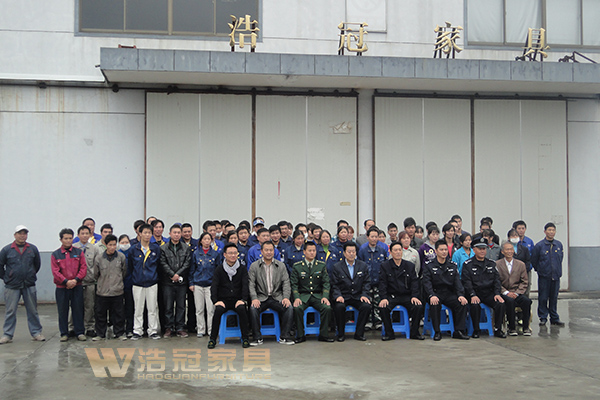 與消防領(lǐng)導(dǎo)合影-浩冠家具消防演習(xí)