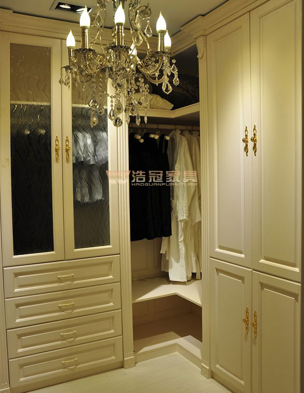 白色渾水衣帽間-浩冠整木家具定制