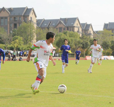 浩冠家具員工在綠茵場(chǎng)馳騁