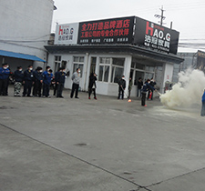 員工學(xué)習(xí)用滅火器-浩冠家具消防演習(xí)