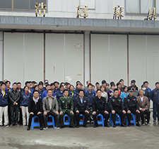 與消防領(lǐng)導(dǎo)合影-浩冠家具消防演習(xí)