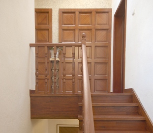 美式經(jīng)典-紅襐實(shí)木樓梯